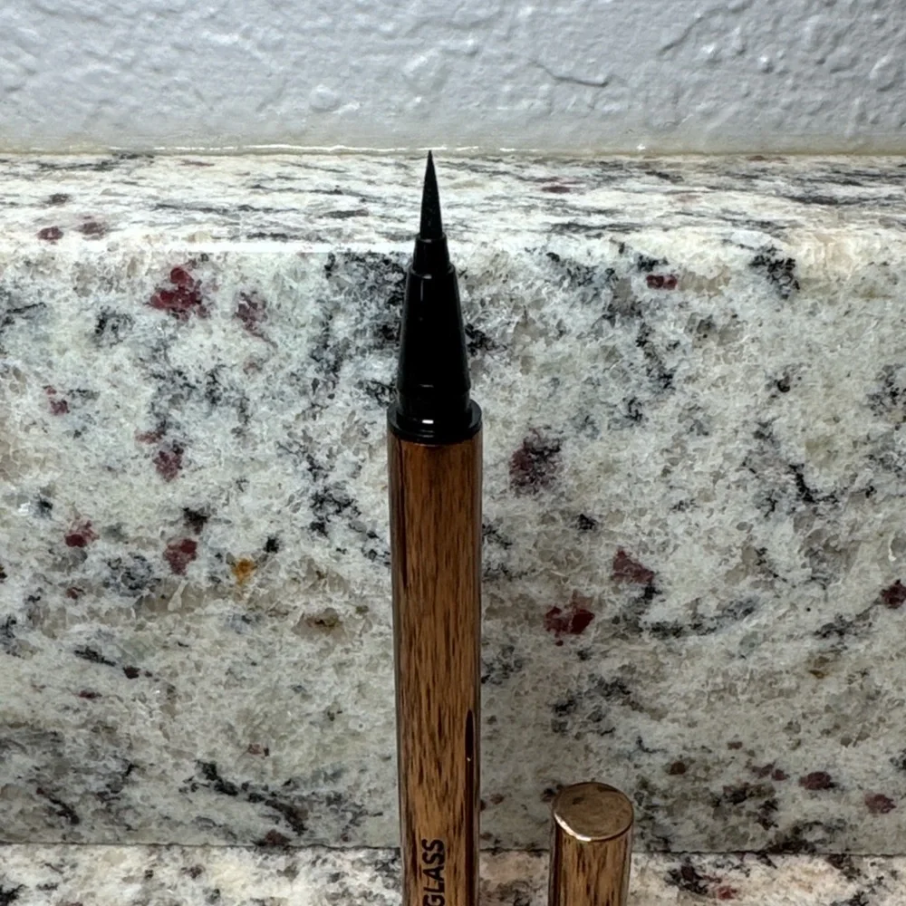 Hourglass eyeliner fine